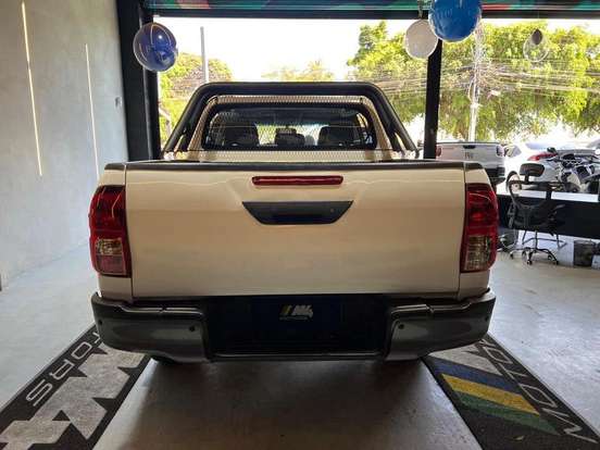 TOYOTA-HILUX-2022