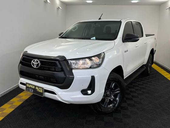 TOYOTA HILUX 2.8 D-4D TURBO DIESEL CD SR 4X4 AUTOMÁTICO
