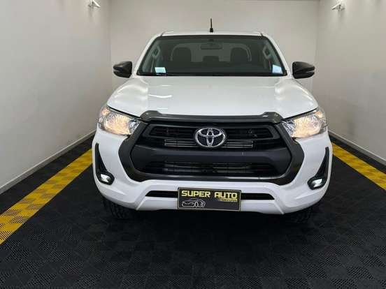 TOYOTA-HILUX-2.8 D-4D TURBO DIESEL CD SR 4X4 AUTOMÁTICO TOYOTA-HILUX-2022