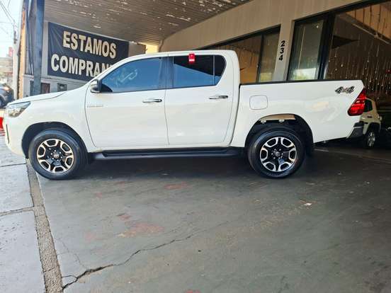 TOYOTA-HILUX-2.8 D-4D TURBO DIESEL CD SRV 4X4 AUTOMÁTICO TOYOTA-HILUX-2021