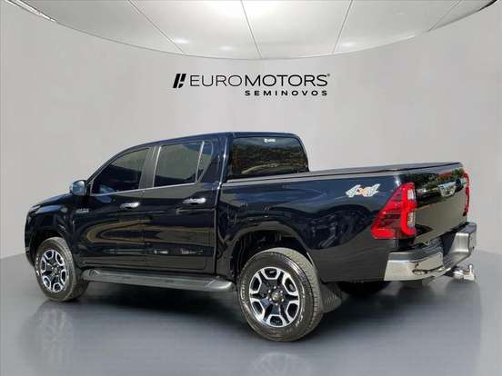 TOYOTA-HILUX-2.8 D-4D TURBO DIESEL CD SRX 4X4 AUTOMÁTICO TOYOTA-HILUX-2025