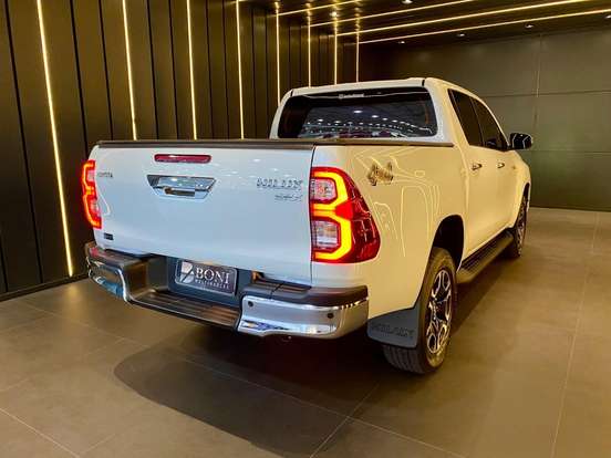 TOYOTA-HILUX-2.8 D-4D TURBO DIESEL CD SRX 4X4 AUTOMÁTICO TOYOTA-HILUX-2025