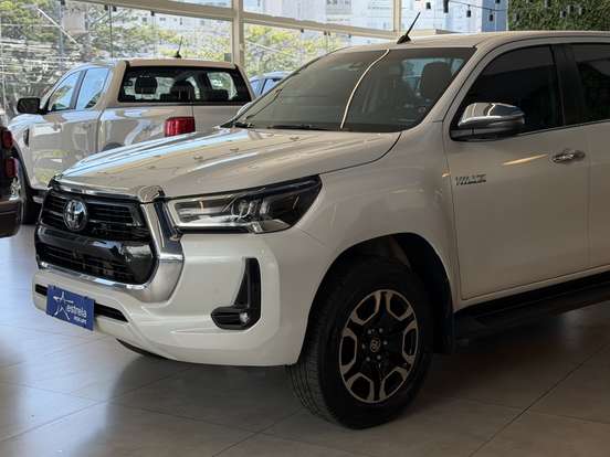TOYOTA-HILUX-2.8 D-4D TURBO DIESEL CD SRX 4X4 AUTOMÁTICO TOYOTA-HILUX-2023