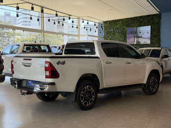 TOYOTA-HILUX-2.8 D-4D TURBO DIESEL CD SRX 4X4 AUTOMÁTICO TOYOTA-HILUX-2023
