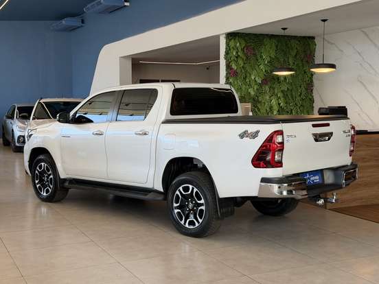 TOYOTA-HILUX-2.8 D-4D TURBO DIESEL CD SRX 4X4 AUTOMÁTICO TOYOTA-HILUX-2023