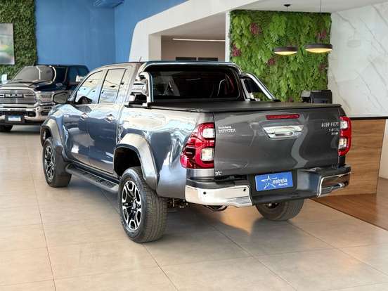 TOYOTA-HILUX-2.8 D-4D TURBO DIESEL CD SRX 4X4 AUTOMÁTICO TOYOTA-HILUX-2023
