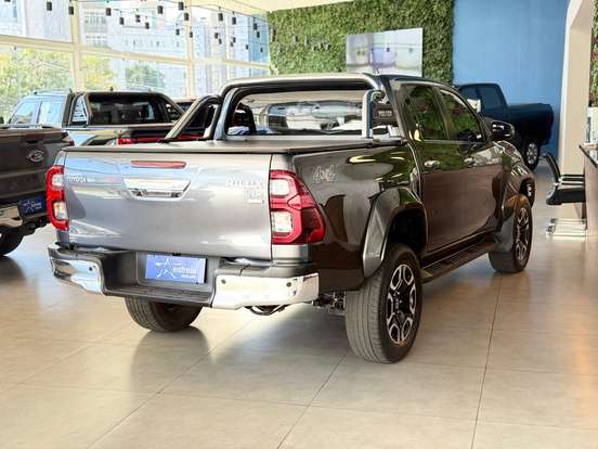 TOYOTA-HILUX-2.8 D-4D TURBO DIESEL CD SRX 4X4 AUTOMÁTICO TOYOTA-HILUX-2023