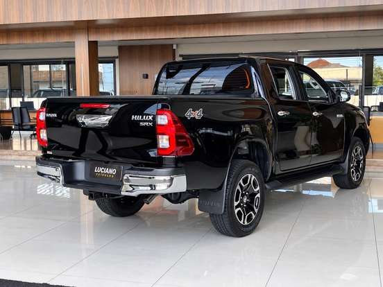 TOYOTA-HILUX-2.8 D-4D TURBO DIESEL CD SRX 4X4 AUTOMÁTICO TOYOTA-HILUX-2025