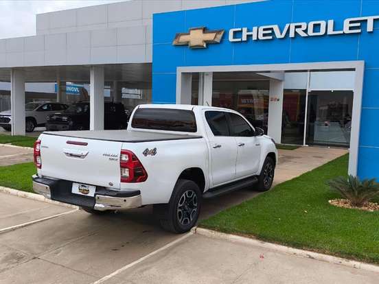 TOYOTA-HILUX-2.8 D-4D TURBO DIESEL CD SRX 4X4 AUTOMÁTICO TOYOTA-HILUX-2023