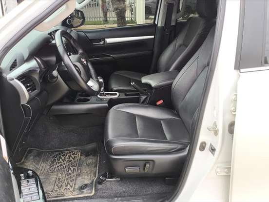 TOYOTA-HILUX-2.8 D-4D TURBO DIESEL CD SRX 4X4 AUTOMÁTICO TOYOTA-HILUX-2023