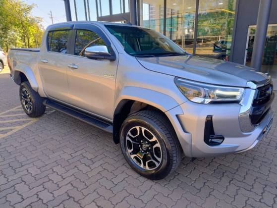TOYOTA HILUX 2.8 D-4D TURBO DIESEL CD SRX PLUS 4X4 AUTOMÁTICO