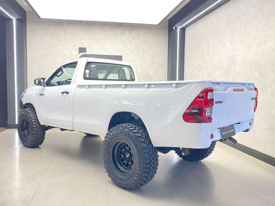 TOYOTA-HILUX-2023