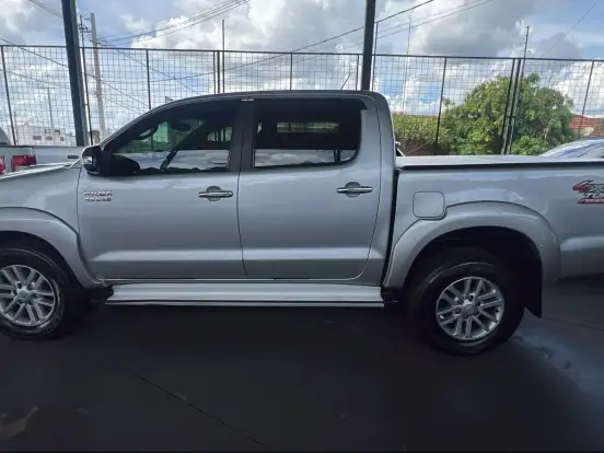TOYOTA-HILUX-3.0 SRV TOP 4X4 CD 16V TURBO INTERCOOLER DIESEL 4P AUTOMÁTICO TOYOTA-HILUX-2013