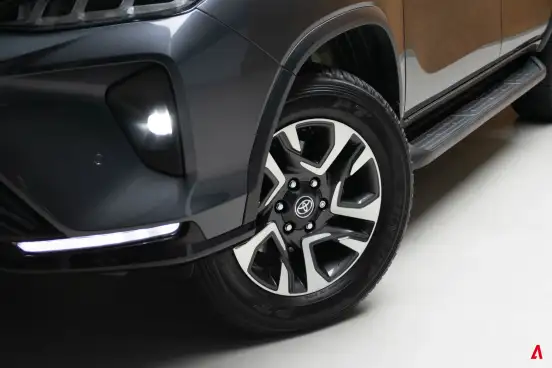 TOYOTA-HILUX SW4-2.8 D-4D TURBO DIESEL DIAMOND 7L 4X4 AUTOMÁTICO TOYOTA-HILUX SW4-2023