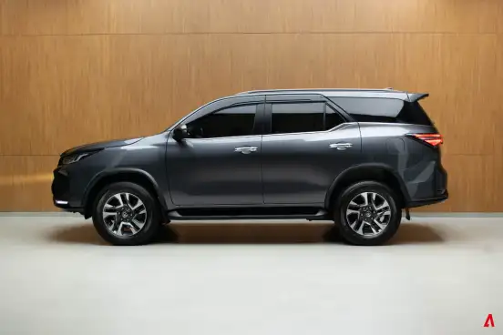 TOYOTA-HILUX SW4-2023