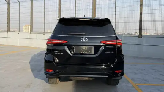 TOYOTA-HILUX SW4-2023