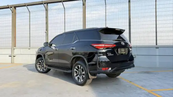 TOYOTA-HILUX SW4-2023