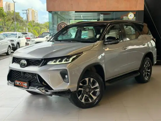 TOYOTA-HILUX SW4-2024