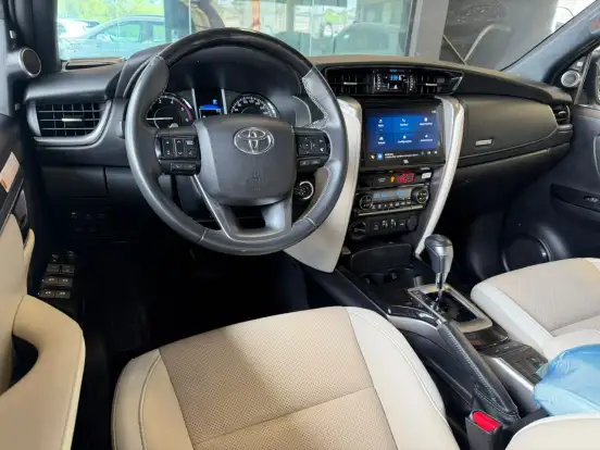 TOYOTA-HILUX SW4-2024