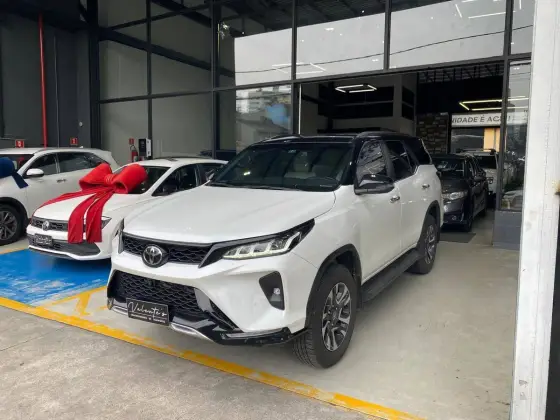 TOYOTA HILUX SW4 2.8 D-4D TURBO DIESEL DIAMOND 7L 4X4 AUTOMÁTICO
