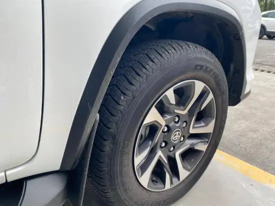 TOYOTA-HILUX SW4-2024
