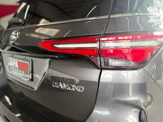 TOYOTA-HILUX SW4-2024