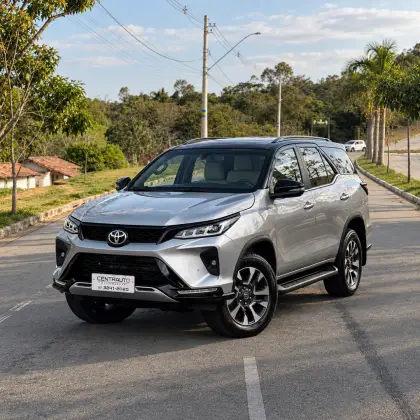 TOYOTA HILUX SW4 2.8 D-4D TURBO DIESEL DIAMOND 7L 4X4 AUTOMÁTICO