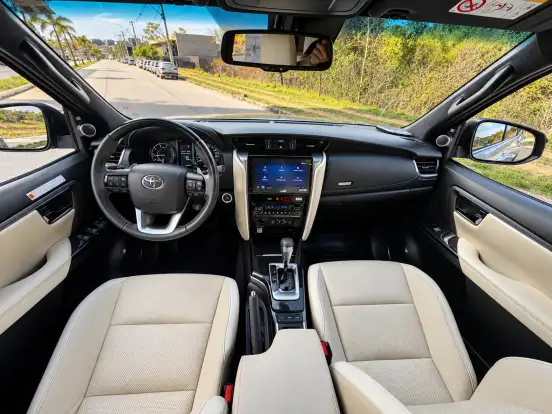 TOYOTA-HILUX SW4-2024