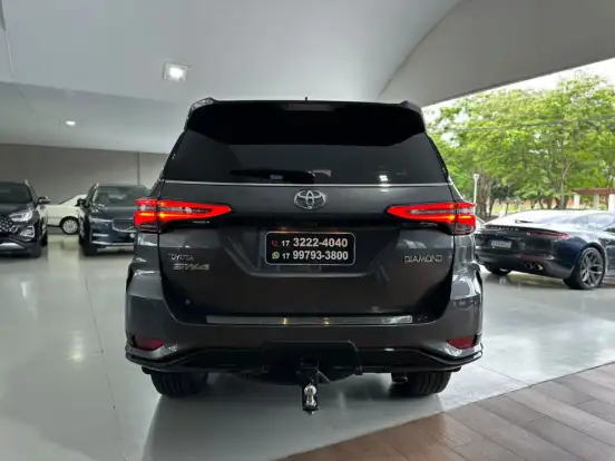 TOYOTA-HILUX SW4-2.8 D-4D TURBO DIESEL DIAMOND 7L 4X4 AUTOMÁTICO TOYOTA-HILUX SW4-2023