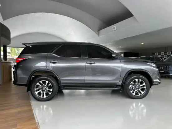 TOYOTA-HILUX SW4-2.8 D-4D TURBO DIESEL DIAMOND 7L 4X4 AUTOMÁTICO TOYOTA-HILUX SW4-2023