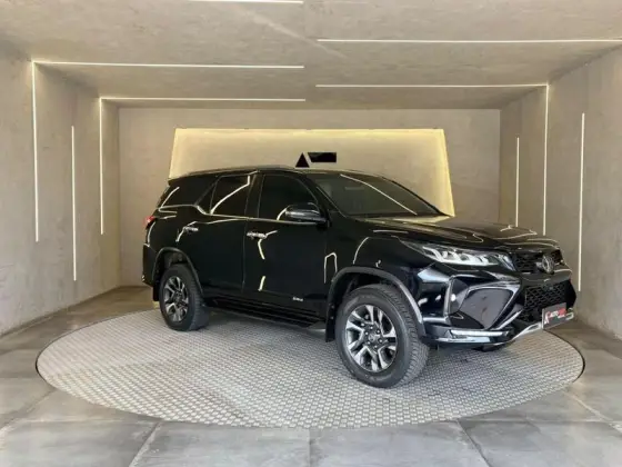 TOYOTA HILUX SW4 2.8 D-4D TURBO DIESEL DIAMOND 7L 4X4 AUTOMÁTICO