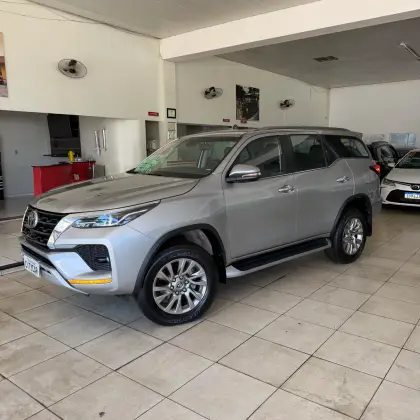TOYOTA HILUX SW4 2.8 D-4D TURBO DIESEL SRX 7L 4X4 AUTOMÁTICO