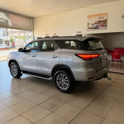 TOYOTA-HILUX SW4-2023