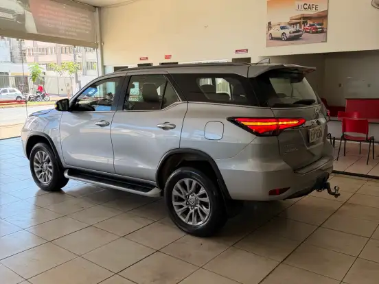 TOYOTA-HILUX SW4-2.8 D-4D TURBO DIESEL SRX 7L 4X4 AUTOMÁTICO TOYOTA-HILUX SW4-2023