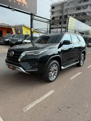 TOYOTA HILUX SW4 2.8 D-4D TURBO DIESEL SRX 7L 4X4 AUTOMÁTICO