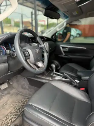 TOYOTA-HILUX SW4-2.8 D-4D TURBO DIESEL SRX 7L 4X4 AUTOMÁTICO TOYOTA-HILUX SW4-2023
