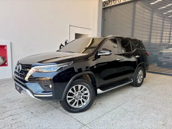 TOYOTA HILUX SW4 2.8 D-4D TURBO DIESEL SRX 7L 4X4 AUTOMÁTICO