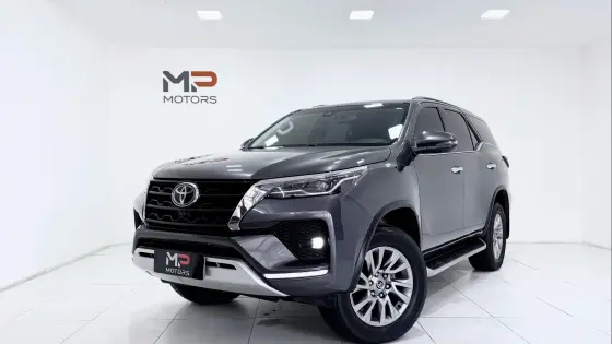 TOYOTA HILUX SW4 2.8 D-4D TURBO DIESEL SRX 7L 4X4 AUTOMÁTICO