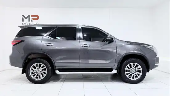 TOYOTA-HILUX SW4-2023
