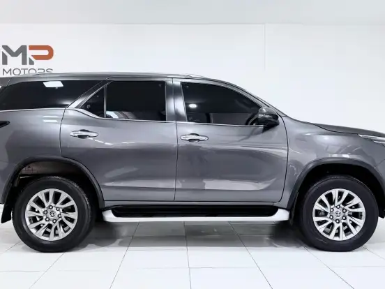 TOYOTA-HILUX SW4-2.8 D-4D TURBO DIESEL SRX 7L 4X4 AUTOMÁTICO TOYOTA-HILUX SW4-2023