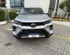 TOYOTA HILUX SW4 2.8 D-4D TURBO DIESEL SRX PLATINUM 7L 4X4 AUTOMÁTICO TOYOTA HILUX SW4 2.8 D-4D TURBO DIESEL SRX PLATINUM 7L 4X4 AUTOMÁTICO