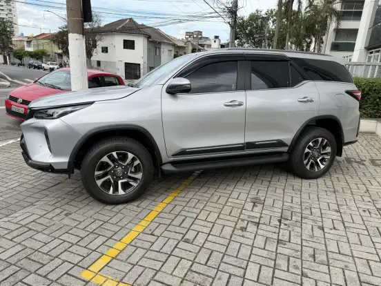 TOYOTA-HILUX SW4-2025