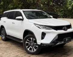 TOYOTA HILUX SW4 2.8 D-4D TURBO DIESEL SRX PLATINUM 7L 4X4 AUTOMÁTICO TOYOTA HILUX SW4 2.8 D-4D TURBO DIESEL SRX PLATINUM 7L 4X4 AUTOMÁTICO