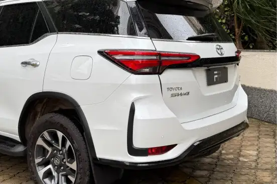 TOYOTA-HILUX SW4-2025