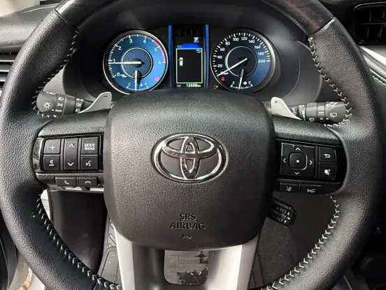 TOYOTA-HILUX SW4-2.8 D-4D TURBO DIESEL SRX PLATINUM 7L 4X4 AUTOMÁTICO TOYOTA-HILUX SW4-2025
