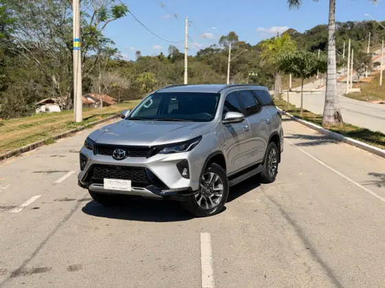 TOYOTA HILUX SW4 2.8 D-4D TURBO DIESEL SRX PLATINUM 7L 4X4 AUTOMÁTICO