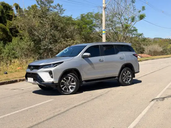 TOYOTA-HILUX SW4-2024