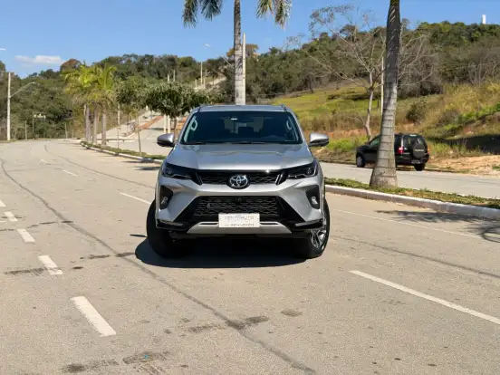 TOYOTA-HILUX SW4-2024