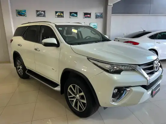 TOYOTA-HILUX SW4-2.8 SRX 4X4 7 LUGARES 16V TURBO INTERCOOLER DIESEL 4P AUTOMÁTICO TOYOTA-HILUX SW4-2018