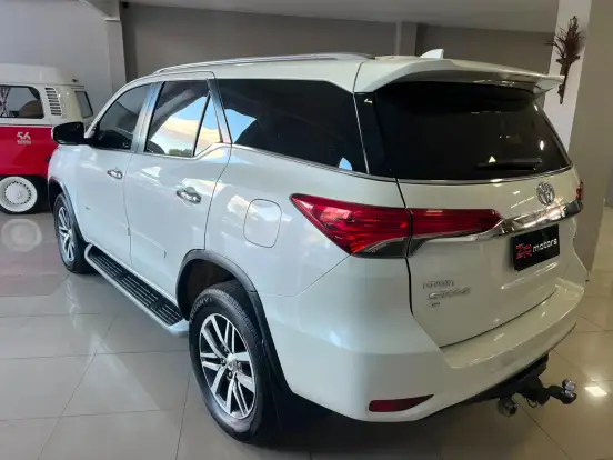TOYOTA-HILUX SW4-2.8 SRX 4X4 7 LUGARES 16V TURBO INTERCOOLER DIESEL 4P AUTOMÁTICO TOYOTA-HILUX SW4-2018
